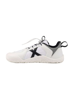 Zapatilla deportiva blanca con logo X negro, cuello de talón negro y gris, suela blanca con patrones en relieve y tiradores en el talón y la lengüeta.