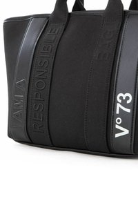 Borsa a tracolla nera realizzata in tessuto resistente con testo impresso "IO SONO UNA BORSA RESPONSABILE" e logo bianco "V°73". Presenta manici robusti e un design elegante.