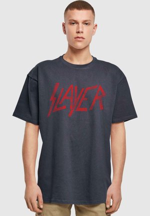 Dunkelgraues, übergroßes T-Shirt aus Baumwolle mit auffälligem roten "SLAYER"-Grafik in eckiger Schriftart. Kurze Ärmel und klassischer Rundhalsausschnitt.