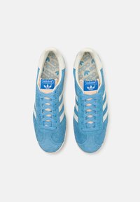 adidas Originals GAZELLE UNISEX - Sporta apavi - light blue/off white/cream white