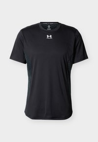 Μαύρο αθλητικό μπλουζάκι Under Armour με κοντά μανίκια, λευκό λογότυπο στο στήθος και σκουρόχρωμες πλευρικές λωρίδες με σχέδιο.