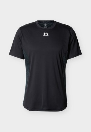 Must lühikeste varrukatega Under Armour spordipluus, millel on rinnal valge logo ja mustrilised tumehallid küljeosad.