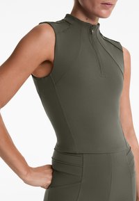 OYSHO EVERMOVE CREASE - Top - brown