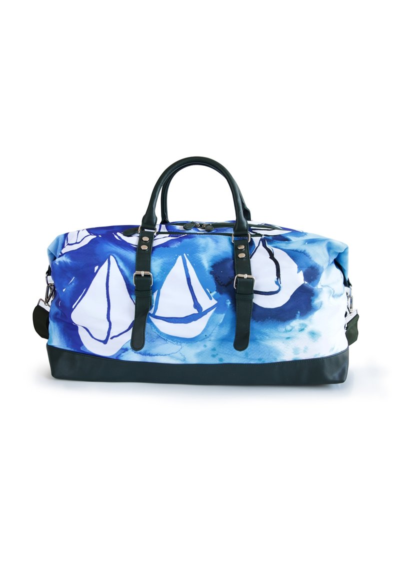 Reisetasche mit einem blauen Aquarelldesign, das weiße Umrisse von Segelbooten zeigt. Hergestellt aus strapazierfähigem Material mit dunkelgrünen Akzenten und Griffen.