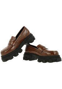 Mocassins en cuir verni marron avec une semelle en caoutchouc noire épaisse. Présente une finition lisse et un détail traditionnel de porte-monnaie.