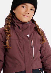 Bordeaux waterdichte jas met een hoge kraag, een ritszak op de borst en contrasterende roze accenten. Heeft een gladde textuur en een ingebouwde capuchon.