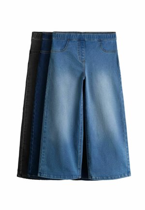 Tre par vidde denim bukser i sort, mørkeblå og lyseblå med elastiske taljebånd og forlommer.