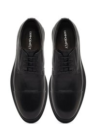 Zwarte leren Derby schoenen met een gladde afwerking, ronde neus en vetersluiting. Kenmerkt zich door contrasterende stiksels en een gestructureerde zool.