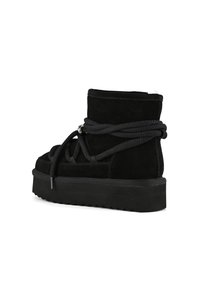 Stivaletti neri in suede con una robusta suola piattaforma nera, dotati di lacci spessi e dettagli metallici. Il design è minimalista e strutturato.