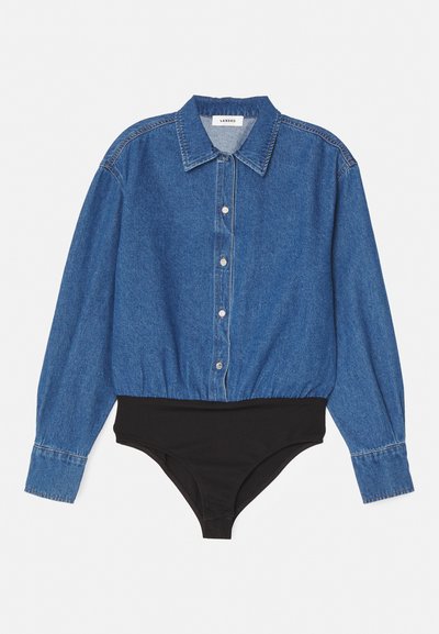 Jeans bodysuit med krage, knapp-oppe blå skjorte topp og svart tettsittende bunn. Har lange ermer og samlet midje.