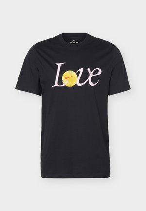 Zwart Nike T-shirt met het woord "Love" in het roze, met een gele tennisbal en een rode Nike-swoosh die de "o" in Love vervangt.