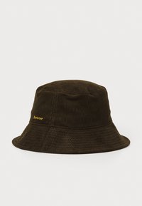 Bruine corduroy emmerhoed met een brede rand en een gestructureerd oppervlak, voorzien van een klein geel logo aan de zijkant.