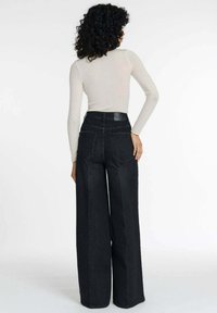 Zwarte hoge taille wijdvallende jeans van denim, met een gladde textuur, twee achterzakken en een glanzende zwarte tailleband.