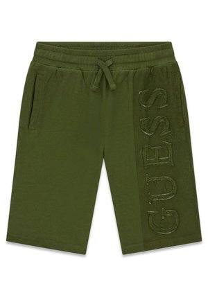 Shorts vert olive avec taille élastique, cordon de serrage, deux poches latérales et un panneau texturé sur une jambe avec le lettrage en relief "GUESS".