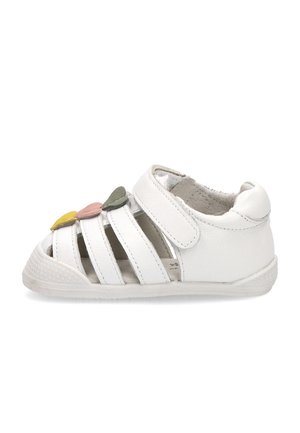 Sandalia blanca para niño pequeño con tres decoraciones coloridas en forma de corazón y una correa de velcro sobre un fondo blanco.