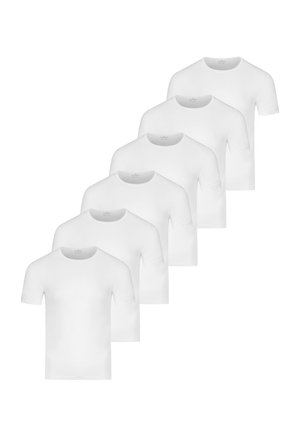 Sechs schlichte weiße T-Shirts mit kurzen Ärmeln und Rundhalsausschnitt, auf einem weißen Hintergrund in einer versetzten vertikalen Reihe angeordnet.