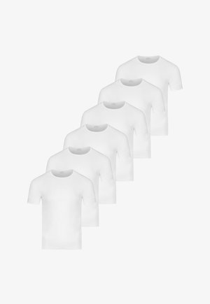 Sechs schlichte weiße T-Shirts mit kurzen Ärmeln und Rundhalsausschnitt, auf einem weißen Hintergrund in einer versetzten vertikalen Reihe angeordnet.