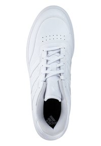 Witte sportieve schoen van synthetisch materiaal. Het heeft een gladde bovenkant met perforaties, veters en een gepolsterde kraag. Zwarte binnenzool.