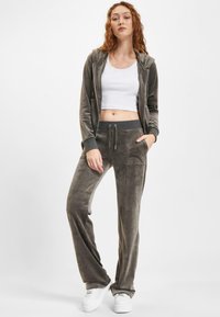 Juicy Couture ROBERTSON CLASSIC - Mikina so zipsom - raven