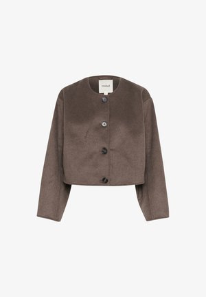 Jachetă scurtă de culoare maronie, confecționată dintr-un material moale, cu un guler rotund, mâneci lungi și cinci nasturi negri pe față.