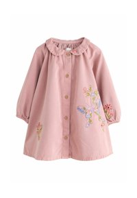 Camicia in cotone rosa con maniche lunghe a sbuffo, colletto, chiusura frontale con bottoni e ricamo floreale che presenta una farfalla e fiori.