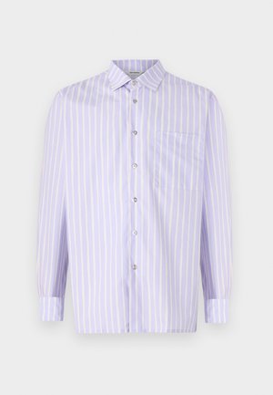 Camicia di un delicato viola chiaro con righe verticali bianche, maniche lunghe, chiusura con bottoni e taschino sul petto. Realizzata in tessuto morbido con colletto classico.