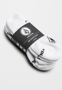 Weiße No-Show-Socken, verpackt in einem Stapel und mit einem schwarzen Etikett gesichert, das das Volcom-Logo und die Größenangaben zeigt. Enthalten sind drei Paar.