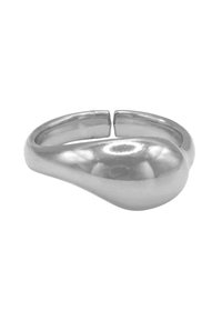 Anello in metallo argento con un design liscio e arrotondato e un'apertura; presenta una forma organica e bombata che riflette la luce.