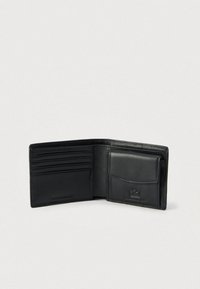 Čierna kožená peňaženka s dvojitým skladacím dizajnom, obsahuje viacero priehradiek na karty, oddiel na bankovky a textúrovaný povrch so subtílnym logom.