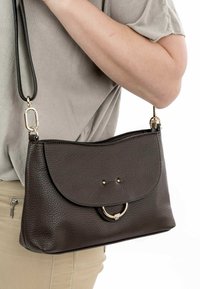 Borsa a spalla in pelle marrone con finitura testurizzata, caratterizzata da un dettaglio ad anello dorato e una chiusura a pattina. Includa una tracolla regolabile.