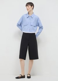 Calliope CROP A RIGHE - Hemdbluse - var celeste