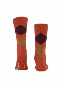 Oranje kniehoge sokken met een ruitpatroon in donkerpaars en mosterdgeel, met contrasterende zwarte stiksels en branding.