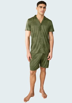 Set di camicia a maniche corte e pantaloncini color verde oliva con motivo a foglie di palma, tessuto leggero, design con colletto e vestibilità comoda.
