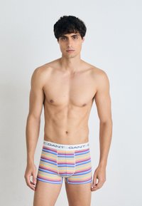Herren-Boxershorts in Blau, mit mehrfarbigen horizontalen Streifen. Weicher Stoff mit einem weißen Bund, auf dem das "GANT"-Logo steht.