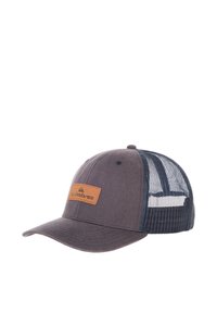 Gorra gris oscuro con visera plana, que presenta un logo de parche de cuero marrón y paneles laterales de malla para mayor transpirabilidad.
