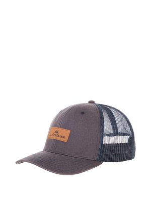 Gorra gris oscuro con visera plana, que presenta un logo de parche de cuero marrón y paneles laterales de malla para mayor transpirabilidad.