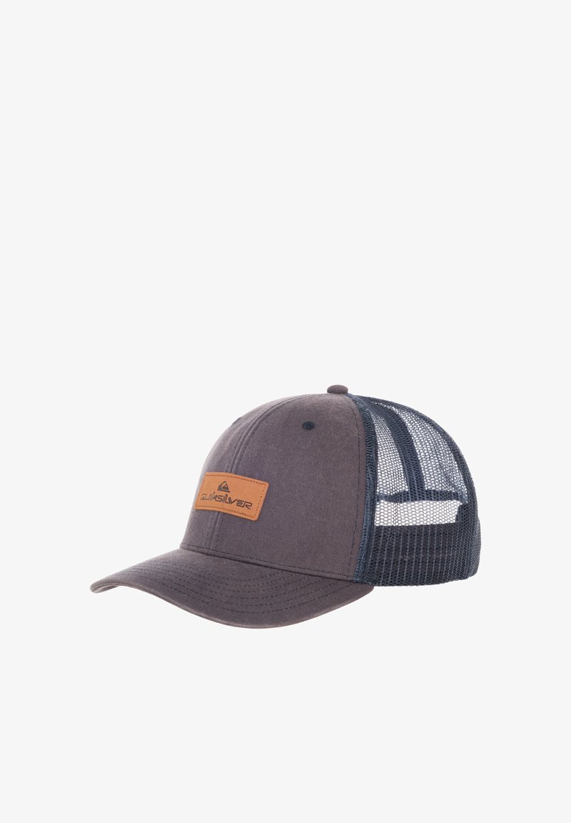 Donkergrijs pet met een platte rand, voorzien van een bruine leren logopatch en gaas zijpanelen voor ventilatie.