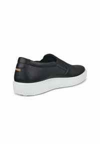Le scarpe nere in pelle slip-on presentano una parte superiore texture, pannelli laterali elasticizzati e una suola in gomma bianca con un motivo rigato.
