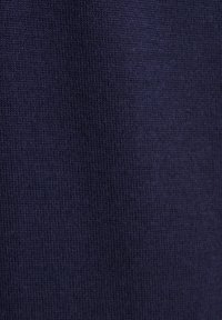 Granatowy, dziany materiał o delikatnej, gładkiej teksturze; jednolity wzór w całej powierzchni bez widocznych detali ani wzorów.