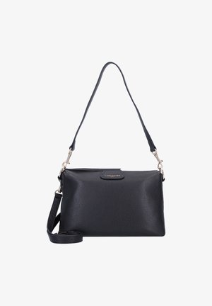 Borsa a tracolla in pelle nera con finitura texturizzata, chiusura a zip, tracolla regolabile e un accento in metallo con logo. Forma rettangolare compatta.