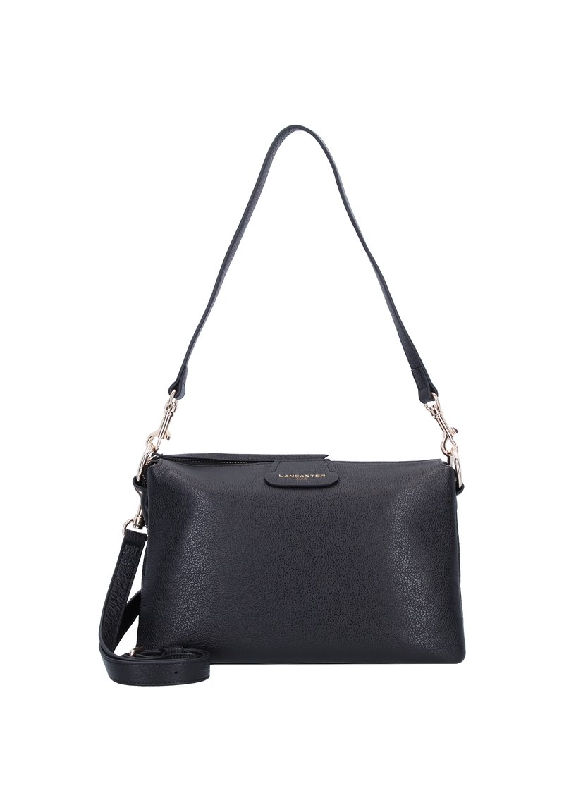 Borsa a tracolla in pelle nera con finitura texturizzata, chiusura a zip, tracolla regolabile e un accento in metallo con logo. Forma rettangolare compatta.