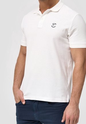 Weißes Baumwoll-Poloshirt mit zweiknöpfiger Knopfleiste, kurzen Ärmeln und einem kleinen gestickten Logo auf der linken Brust. Glatte Textur.