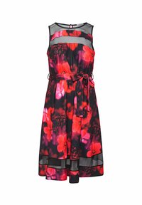 Vestido floral con un fondo negro y patrones de flores rojas y púrpuras, diseño sin mangas y un cinturón atado en la cintura. Acentos de malla en la parte superior.
