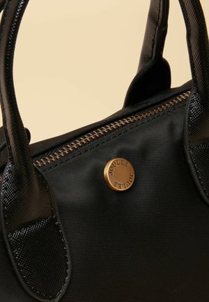 Schwarze Nylon-Handtasche mit zwei kurzen Griffen, Reißverschluss und einem runden Messinglogo-Akzent. Verfügt über eine glatte Oberfläche und kontrastierende Nähte.