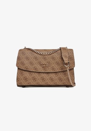 Sac à main marron à motif avec une finition texturée, doté d'une chaîne en métal argenté et d'une fermeture à rabat avec un logo en relief.