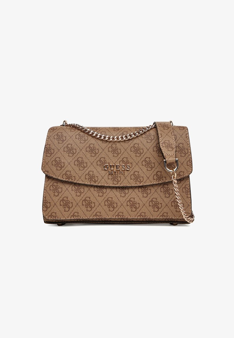 Bolsa de mão com padrão castanho e acabamento texturizado, apresentando uma alça de corrente prateada e um fecho de aba com detalhe do logótipo em relevo.