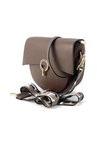 Bruine leren handtas met een gebogen vorm, gouden hardware en een opvallende ronde sluiting. Bevat een gestreepte schouderband in zwart, bruin en grijs.