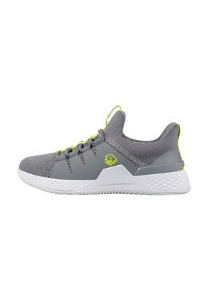 Grijze sport schoenen met een gestructureerde mesh bovenkant, witte zool en neon groene accenten op de veters en de achterkant. Heeft een gestroomlijnd ontwerp.