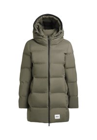 Oliivinvihreä puffatakki, jossa on korkea kaulus ja vetoketju. Takissa on teksturoitu päällinen, tikatut paneelit ja logo-patch helmassa.