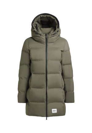 Giacca a vento verde oliva con colletto alto e zip, con una shell strutturata, pannelli trapuntati e una patch con logo sull'orlo.